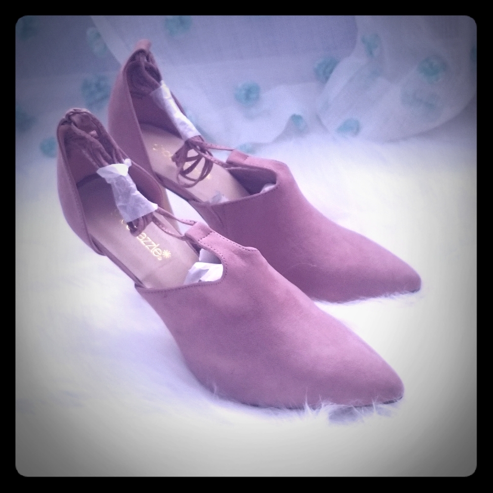 Soft pink Suede pumps